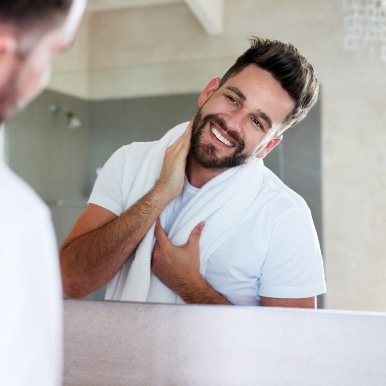 Resultado natural después de implante capilar en hombre