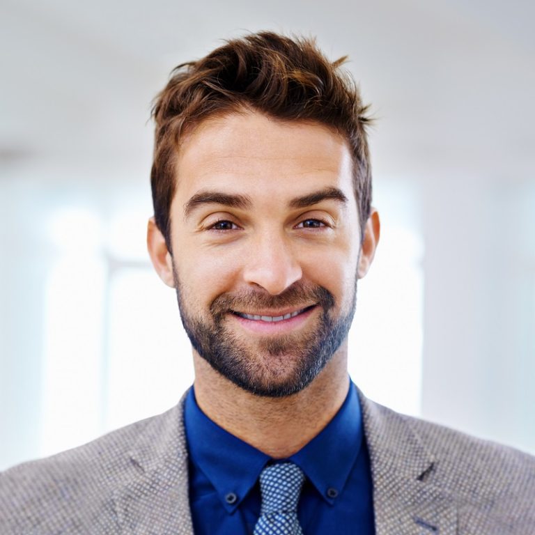 hombre con cabello natural tras tratamiento en clínica capilar en Dos Hermanas