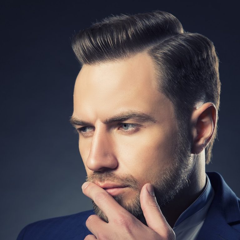 Hombre analizando su cabello antes de un injerto capilar en Dos Hermanas